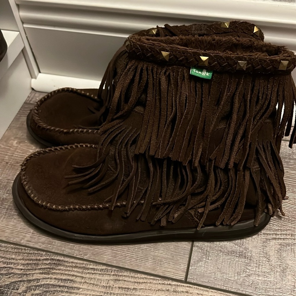 Sanuk Women’s “Dream Catcher” suede fringe booties size 6